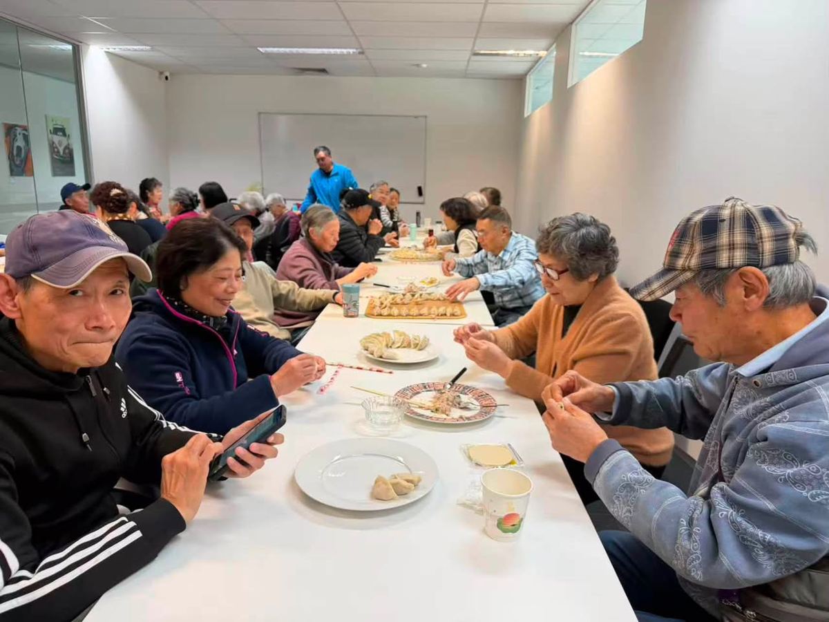长者包饺子工作坊：大家围坐一起，边包边聊。